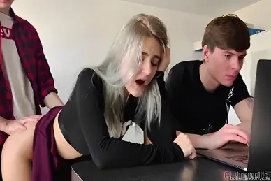 Ngewe Pacar Sahabat di Kosan, Memeknya Ketat Banget Digoyang