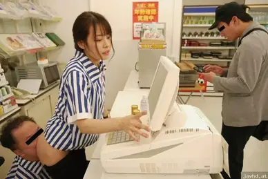 Rekan cantik yang kikuk saling meniduri dengan antusias di tempat kerja